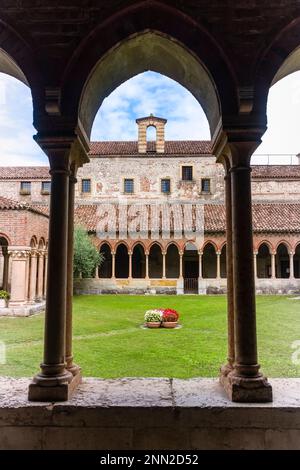 Colonnes, arches et arrière-cour du cloître de l'église Basilica di San Zeno Maggiore, construit entre 967 et 1398 après J.-C. Banque D'Images