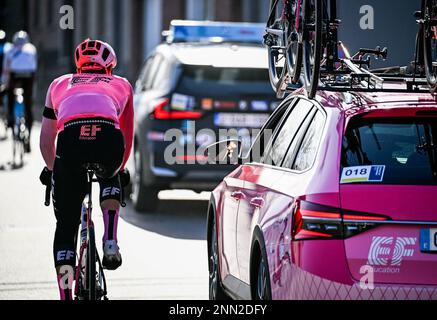 Suisses Stefan Bissegger d'EF Education-EasyPost photographiés en action lors de l'édition 78th de la course cycliste d'une journée pour hommes Omloop Het Nieuwsblad, à 207,3 km de Gand à Ninove, samedi 25 février 2023. BELGA PHOTO JASPER JACOBS Banque D'Images