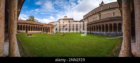 Vue panoramique sur les colonnes, les arches et l'arrière-cour du cloître de l'église Basilica di San Zeno Maggiore, construit entre 967 et 1398 après J.-C. Banque D'Images