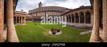 Vue panoramique sur les colonnes, les arches et l'arrière-cour du cloître de l'église Basilica di San Zeno Maggiore, construit entre 967 et 1398 après J.-C. Banque D'Images