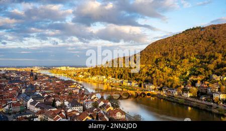 La vieille ville de Heidelberg avec le vieux pont, la rivière Neckar et la porte du pont. Vue depuis le jardin du château le matin. Mont Heiligenberg Banque D'Images