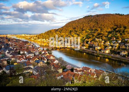 La vieille ville de Heidelberg avec le vieux pont, la rivière Neckar et la porte du pont. Vue depuis le jardin du château le matin. Mont Heiligenberg Banque D'Images