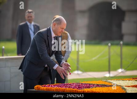 Delhi, Inde. 25th févr. 2023. Le chancelier allemand OLAF Scholz (SPD) visite le mémorial du Mahatma Gandhi (Rajghat). Scholz est en Inde pour une visite de deux jours. Credit: Michael Kappeller/dpa/Alay Live News Banque D'Images