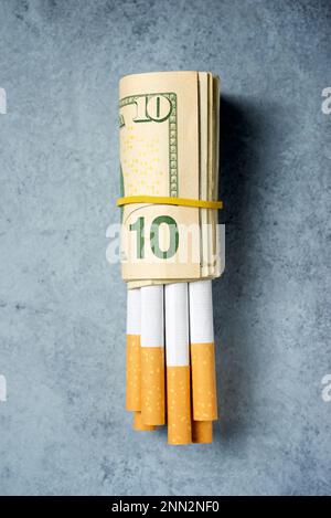 Cigarettes emballées dans des billets de dollars Banque D'Images