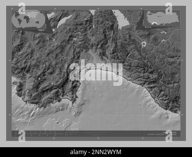 Antalya, province du Turkiye. Carte d'altitude en niveaux de gris avec lacs et rivières. Lieux et noms des principales villes de la région. Emplacement auxiliaire d'angle Banque D'Images