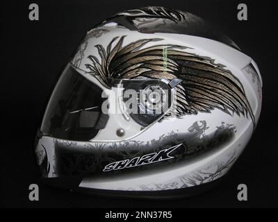 Casque de moto décoré sur fond noir Banque D'Images