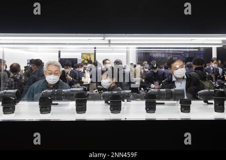 Yokohama, Japon. 24th févr. 2023. Les visiteurs regardent les produits SIGMA au CP 2023 sur 24 février 2023 à Pacifico Yokohama. (Photo de Stanislav Kogiku/SOPA Images/Sipa USA) crédit: SIPA USA/Alay Live News Banque D'Images