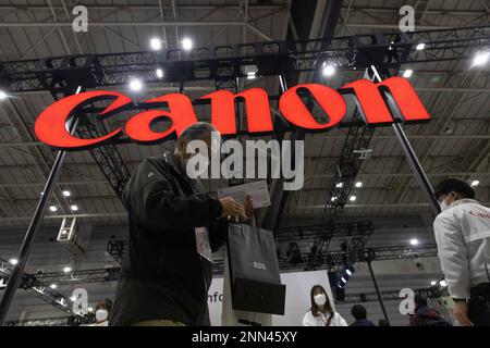 Yokohama, Japon. 24th févr. 2023. Les visiteurs se promène dans la zone d'exposition de Canon au CP 2023 à Pacifico Yokohama sur 24 février 2023. (Photo de Stanislav Kogiku/SOPA Images/Sipa USA) crédit: SIPA USA/Alay Live News Banque D'Images