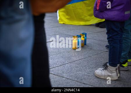 Pampelune, Espagne. 24th févr. 2023. Des bougies aux couleurs du drapeau ukrainien de la population ukrainienne se sont rassemblées sur la place du château de Pampelune à l'occasion du premier anniversaire de l'invasion à grande échelle de l'Ukraine par la Russie. Crédit : SOPA Images Limited/Alamy Live News Banque D'Images