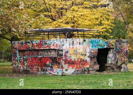 Un bâtiment détruit avec des graffitis. Sofia, Bulgarie Banque D'Images