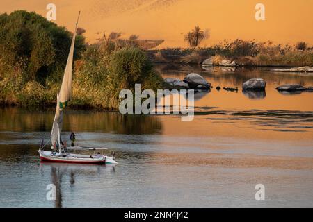 Felucca sur le Nil à Assouan en Égypte Banque D'Images