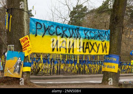 Vilnius, Lituanie - vers mars 2022 : installations près de l'ambassade de Russie contre la guerre avec l'Ukraine Banque D'Images