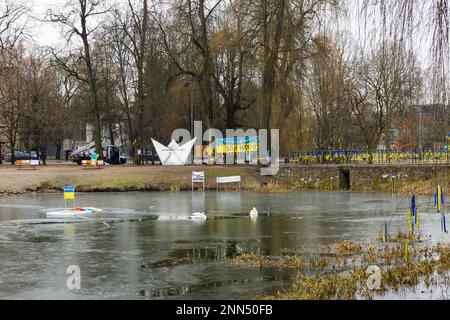 Vilnius, Lituanie - vers mars 2022 : installations près de l'ambassade de Russie contre la guerre avec l'Ukraine Banque D'Images