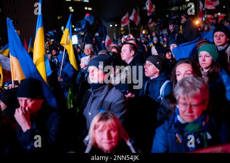 Gdansk, Pologne. 24th févr. 2023. Les gens ont vu se rassembler sur la place de solidarité lors d'un rassemblement à l'occasion de l'anniversaire de l'invasion russe en Ukraine. Les gens se sont rassemblés sur la place de solidarité pour participer à un rassemblement "européen" en faveur de l'Ukraine et pour exprimer l'espoir de paix et de fin de la guerre. (Photo de Mateusz Slodkowski/SOPA Images/Sipa USA) crédit: SIPA USA/Alay Live News Banque D'Images