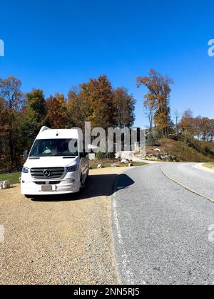 Boone, NC États-Unis - 23 octobre 2023 - Une fourgonnette de camping Grech Strada garée dans une vue sur les montagnes Blue Ridge en Caroline du Nord pendant l'automne Banque D'Images