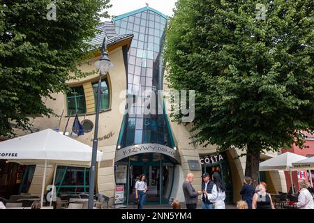 SOPOT, POLOGNE - 31 JUILLET 2022: Krzywy Domek (maison Crooked) à Sopot, pologne avec des touristes Banque D'Images