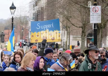 Bristol, Royaume-Uni. 25th févr. 2023. Les partisans de l'Ukraine se réunissent à Bristol pour sensibiliser le peuple ukrainien au sort de l'invasion russe. Crédit : JMF News/Alay Live News Banque D'Images