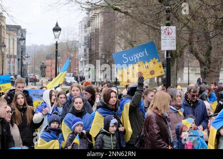 Bristol, Royaume-Uni. 25th févr. 2023. Les partisans de l'Ukraine se réunissent à Bristol pour sensibiliser le peuple ukrainien au sort de l'invasion russe. Crédit : JMF News/Alay Live News Banque D'Images