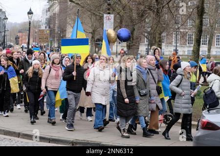 Bristol, Royaume-Uni. 25th févr. 2023. Les partisans de l'Ukraine se réunissent à Bristol pour sensibiliser le peuple ukrainien au sort de l'invasion russe. Crédit : JMF News/Alay Live News Banque D'Images