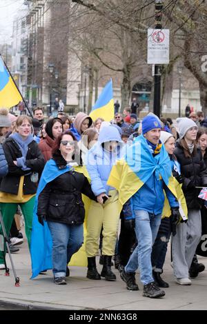 Bristol, Royaume-Uni. 25th févr. 2023. Les partisans de l'Ukraine se réunissent à Bristol pour sensibiliser le peuple ukrainien au sort de l'invasion russe. Crédit : JMF News/Alay Live News Banque D'Images