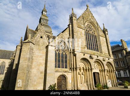 Vue panoramique sur la basilique gothique de Saint-Laurent Sauveur dans la ville française de Dinan. Banque D'Images