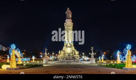 Illuminés de Noël la nuit dans le Marquis de Pombal Plaza. Vue complète de la statue ou de la sculpture Banque D'Images