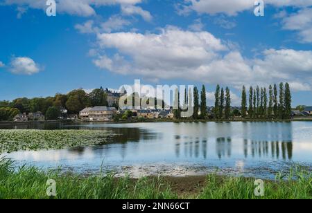 Vue sur le lac tranquille cité par François-René de Chateaubriand dans ses mémoires d'ultratumba. En arrière-plan le village français de Combourg avec blu Banque D'Images