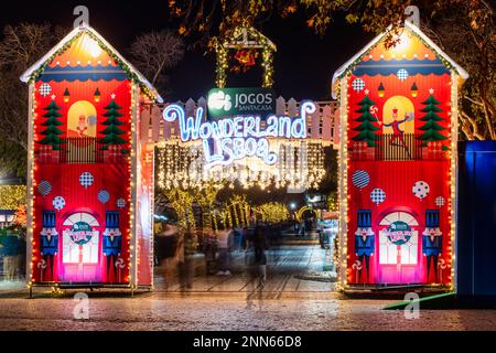 Longue exposition de personnes entrant dans le marché de Noël appelé Wonderland Lisboa Banque D'Images