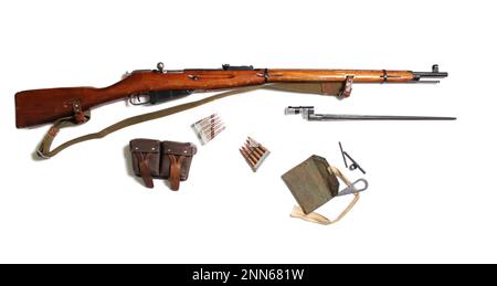 Fusil militaire antique de Russie isolé sur fond blanc Banque D'Images