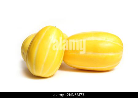 Récolte de melons d'été - Melons coréens de Ginkaku - Cucumis melo var. Makuwa isolé sur blanc Banque D'Images