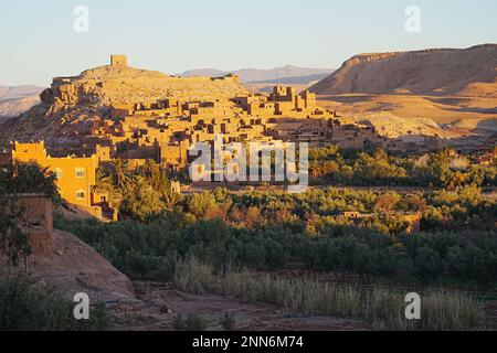 Kasbah ait Ben Haddou dans la chaîne des montagnes de l'Atlas africain au Maroc, ciel bleu clair en 2023 chaud et ensoleillé jour d'hiver le janvier. Banque D'Images