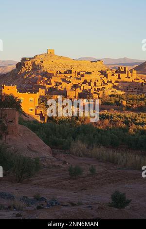 Kasbah pittoresque ait Ben Haddou dans la chaîne de montagnes de l'Atlas africain au Maroc, ciel bleu clair en 2023 chaud et ensoleillé jour d'hiver le janvier - vertical Banque D'Images