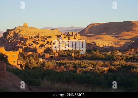 Vue sur la kasbah ait Ben Haddou dans la chaîne de montagnes de l'atlas africain au Maroc, ciel bleu clair en 2023 chaude journée d'hiver ensoleillée le janvier. Banque D'Images