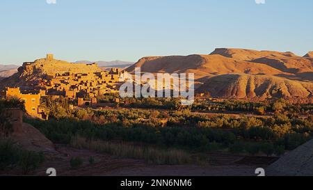 Panorama de la kasbah ait Ben Haddou à l'atlas africain chaîne de montagnes au Maroc, ciel bleu clair en 2023 chaud soleil hiver jour le janvier. Banque D'Images