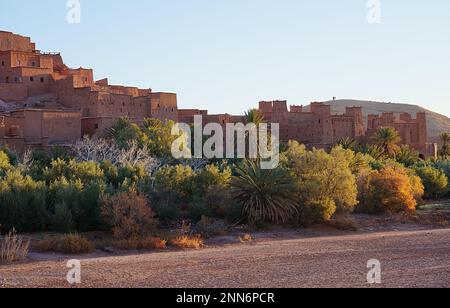 Lit de rivière sec et kasbah ait Ben Haddou dans la chaîne des montagnes de l'atlas africain au Maroc, ciel bleu clair en 2023 chaud et ensoleillé jour d'hiver le janvier. Banque D'Images