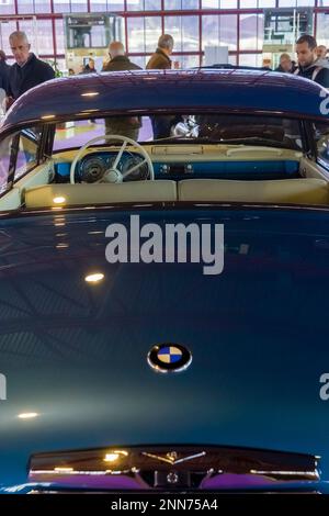Vue sur une capuche BMW à l'exposition ClassicMadrid de voitures classiques et vintage ouvert à Madrid et organisé par le Salón Internacional del Vehículo Banque D'Images