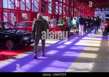 Les gens visitent l'exposition ClassicMadrid de voitures classiques et vintage ouvert à Madrid et organisé par le Salón Internacional del Vehículo Clásico Banque D'Images