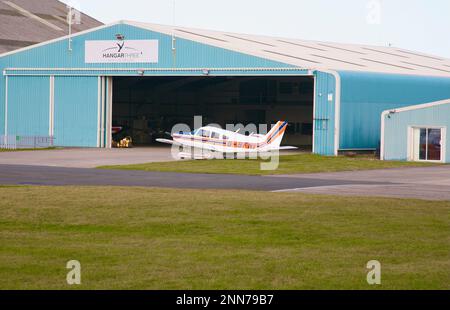 Un avion léger à l'extérieur du hangar à l'aéroport de Blackpool, Blackpool, Lancashire, Royaume-Uni, Europe Banque D'Images