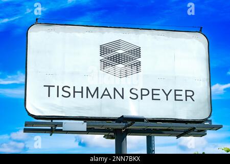 POZNAN, POL - 8 FÉVR. 2023: Panneau publicitaire affichant le logo de Tishman Speyer Properties, une société américaine qui investit dans l'immobilier Banque D'Images