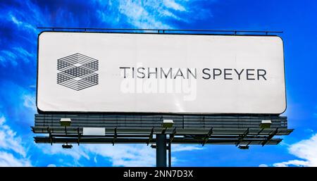 POZNAN, POL - 8 FÉVR. 2023: Panneau publicitaire affichant le logo de Tishman Speyer Properties, une société américaine qui investit dans l'immobilier Banque D'Images