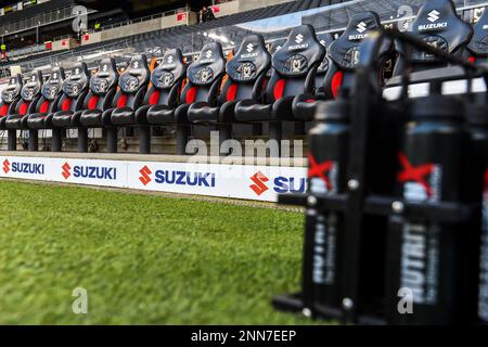 Des bouteilles d'eau et des sièges creusés lors du match Sky Bet League 1 entre MK Dons et Ipswich Town au stade MK, Milton Keynes, le samedi 25th février 2023. (Photo : Kevin Hodgson | ACTUALITÉS MI) crédit : ACTUALITÉS MI et sport /Actualités Alay Live Banque D'Images