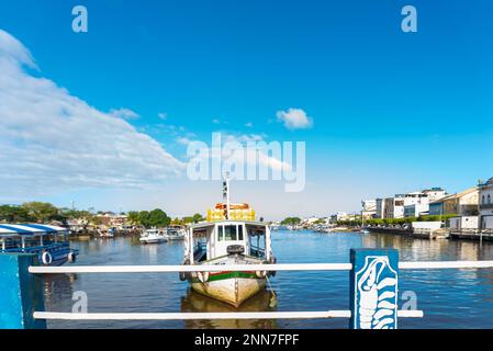 Valentica, Bahia, Brésil - 09 septembre 2022 : bateaux de pêche et de tourisme amarrés sur la rivière una à Valentica, Bahia. Banque D'Images