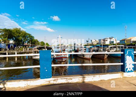 Valentica, Bahia, Brésil - 09 septembre 2022 : bateaux de pêche et de tourisme amarrés sur la rivière una à Valentica, Bahia. Banque D'Images