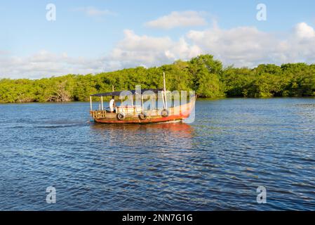 Valentica, Bahia, Brésil - 09 septembre 2022 : bateau naviguant sur la rivière una en fin d'après-midi dans la ville de Valenca, Bahia. Banque D'Images