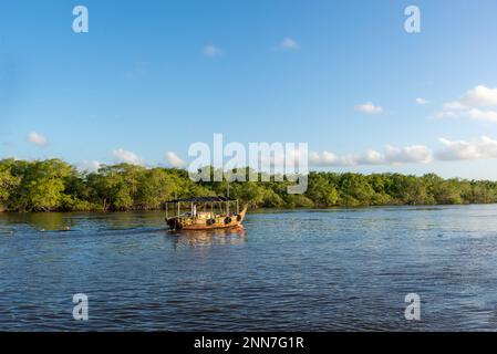 Valentica, Bahia, Brésil - 09 septembre 2022 : bateau naviguant sur la rivière una en fin d'après-midi dans la ville de Valenca, Bahia. Banque D'Images