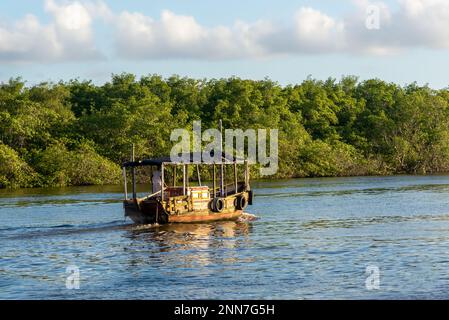 Valentica, Bahia, Brésil - 09 septembre 2022 : bateau naviguant sur la rivière una en fin d'après-midi dans la ville de Valenca, Bahia. Banque D'Images