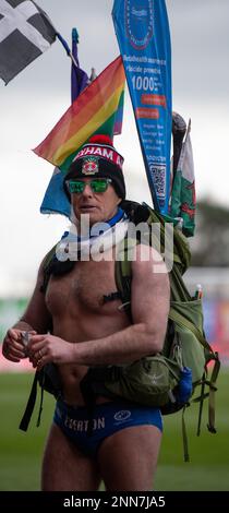 Wrexham, Wrexham County Borough, pays de Galles. 25th février 2023. Collecteur de fonds SpeedoMick invité surprise à l'hippodrome, pendant Wrexham Association football Club V Dorking Wanderers football Club au terrain de l'hippodrome, dans la Vanarama National League. (Image de crédit : ©Cody Froggatt/Alamy Live News) Banque D'Images