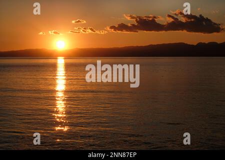 Le soleil couchant qui teinte le ciel au-dessus d'Enoshima, au Japon Banque D'Images