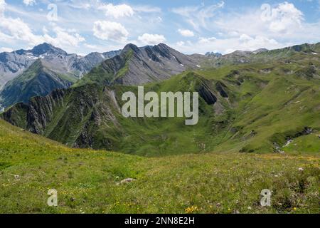 Une vue panoramique sur les Alpes de Samnaun avec les plus hauts sommets visibles au loin. La photo a été prise de l'Alp Trida Sattel, Autriche. Banque D'Images