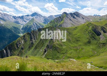 Une vue panoramique sur les Alpes de Samnaun avec les plus hauts sommets visibles au loin. La photo a été prise de l'Alp Trida Sattel en Autriche. Banque D'Images